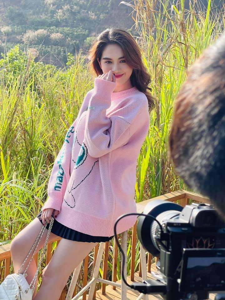 br/> Được mệnh danh là "nữ hoàng nội y" của showbiz Việt nên công chúng vốn đã quen thuộc với hình ảnh một Ngọc Trinh hở trên lộ dưới, “chuyên trị” những bộ đồ táo bạo, thậm chí "cởi sạch" ít ai dám thử. Gần đây nhất, cô còn khiến dân tình liên tục tranh cãi khi lăng xê mốt mặc đồ lộ nội y. Tuy nhiên, sexy “hừng hực” là thế nhưng cũng nhiều lúc Ngọc Trinh đột ngột “lật kèo”, quay ngoắt sang style “gái ngoan” làm người hâm mộ thích thú. Những lần diện đồ len mùa đông của cô nàng không những cực xinh xẻo, tôn lên nhan sắc "hack" tuổi mà còn giúp chị em học hỏi được khối tips lên đồ cực hay ho.