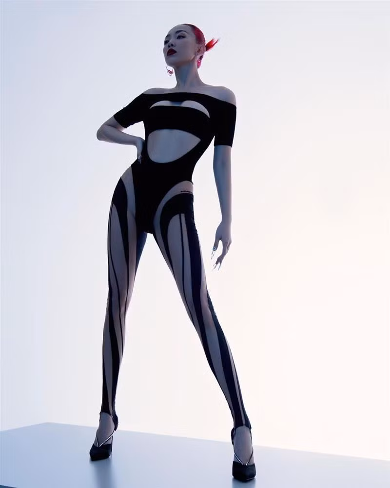 Dù mẫu bodysuit ôm sát toàn thân cực kỳ kén dáng nhưng Tóc Tiên vẫn "xử đẹp".