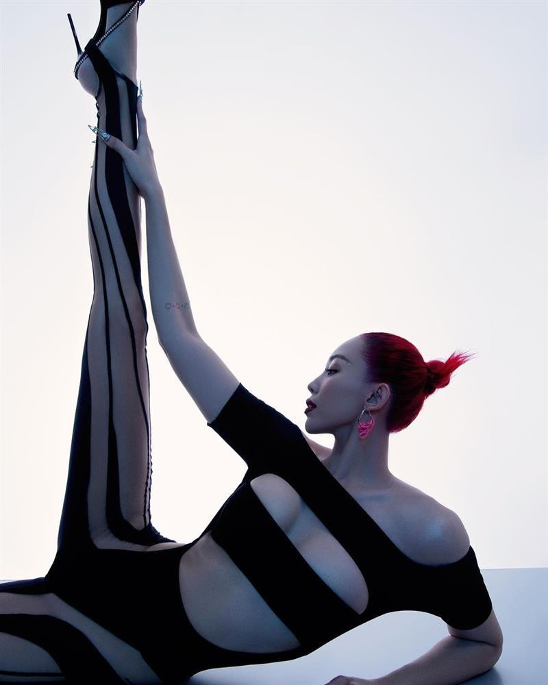 Những dáng pose kiểu "đau lưng, mỏi gối, tê tay" không chỉ khoe được đôi chân dài miên man, Tóc Tiên còn khéo léo phô diễn được vòng 1 nảy nở, căng tràn và vòng eo con kiến.