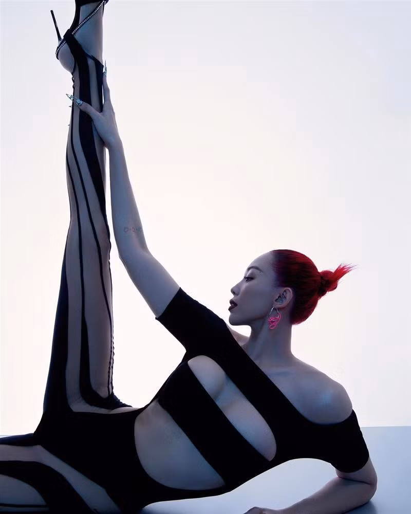 Những dáng pose kiểu "đau lưng, mỏi gối, tê tay" không chỉ khoe được đôi chân dài miên man, Tóc Tiên còn khéo léo phô diễn được vòng 1 nảy nở, căng tràn và vòng eo con kiến.