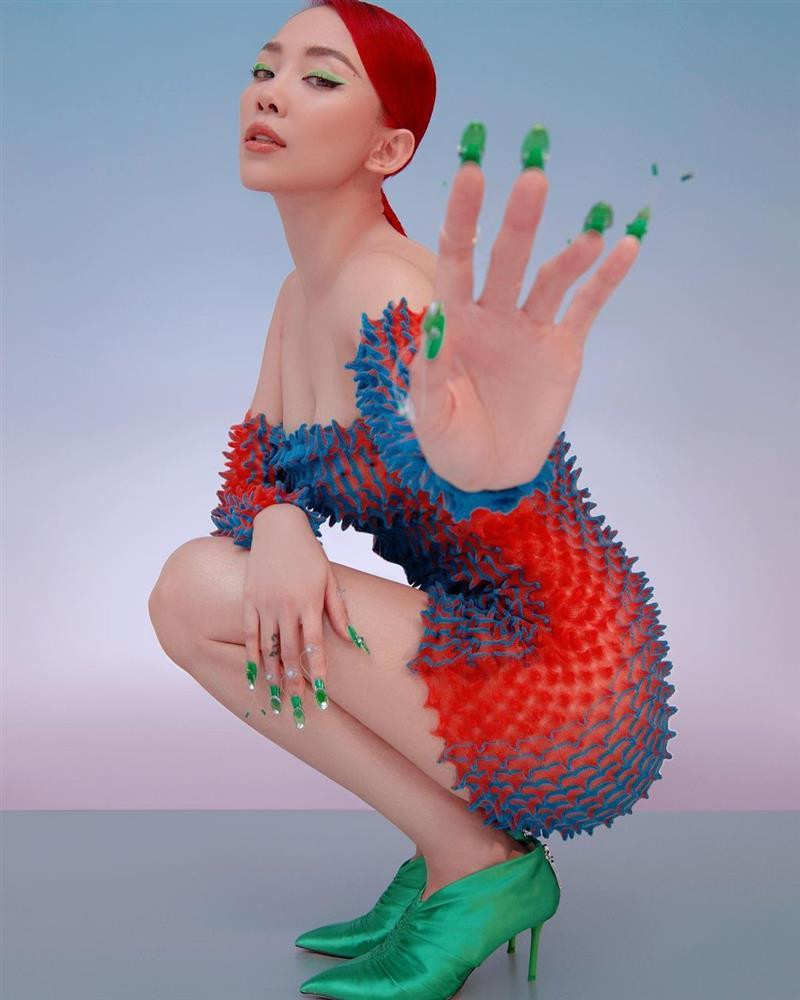 Vóc dáng chuẩn đồng hồ cát của giọng ca "Ngày Tận Thế" hiếm ai đọ nổi.