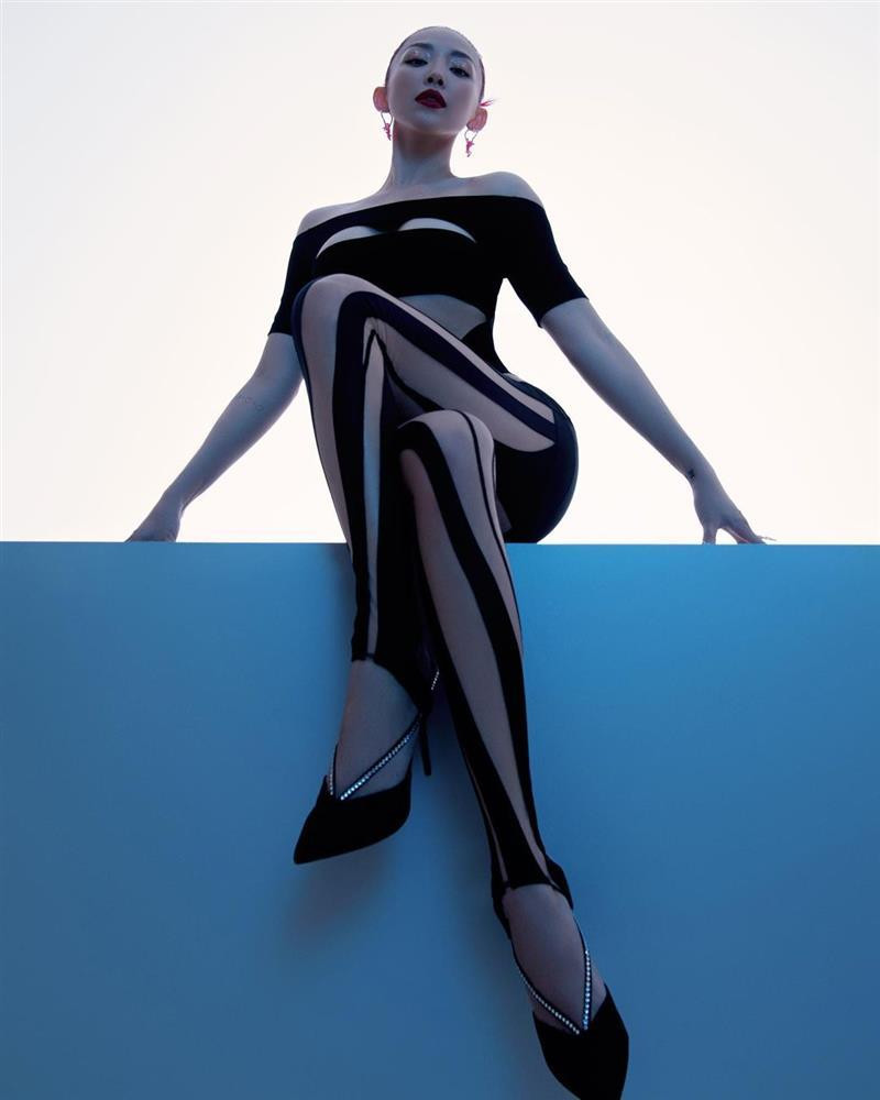 br/> Tóc Tiên là một trong những mỹ nhân có body "khét" nhất nhì Vbiz. Không một trang phục kén dáng nào có thể làm khó được bà xã Hoàng Touliver và bộ ảnh mới lại càng củng cố lời khẳng định này. Như thường lệ, bà xã Hoàng Touliver lại khiến dân tình trầm trồ thán phục, bỏng mắt trước sự cá tính và vóc dáng thon thả, săn chắc của mình.