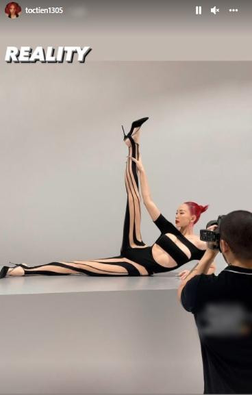 Thế nhưng, nhìn vào ảnh hậu trường được chụp lén mới thấy vóc dáng thực của Tóc Tiên không cần dựa vào photoshop cũng đã chuẩn mực lắm rồi.