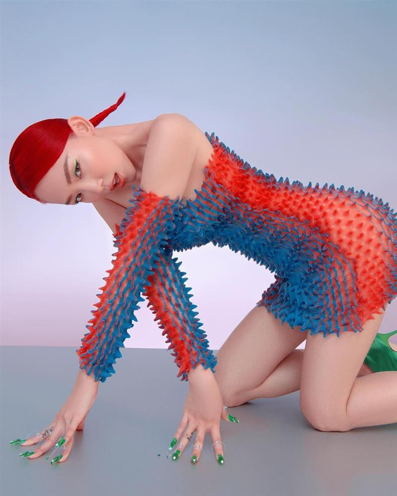 Đồ khó, dáng hiểm cứ vào Tóc Tiên lại hợp lý vô cùng.