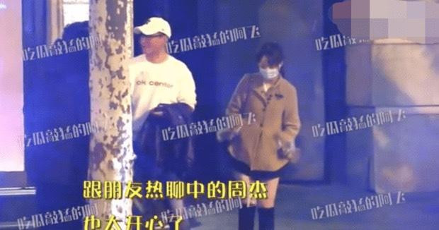 Trong những bức ảnh được chụp lại, Châu Kiệt ăn mặc khá thoải mái với áo sweater trắng, quần jeans và đội mũ lưỡi trai cùng màu áo. Còn cô gái đi cùng nam diễn viên có vẻ ăn diện hơn với váy ngắn chưa đến đầu gối, đôi boots cao và áo khoác dạ nâu khá thời trang.