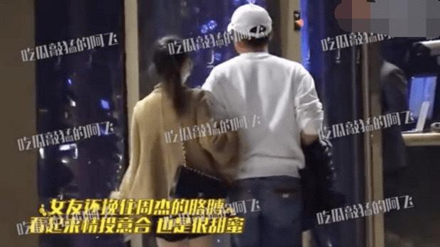 2 người rất thân thiết khoác tay nhau.