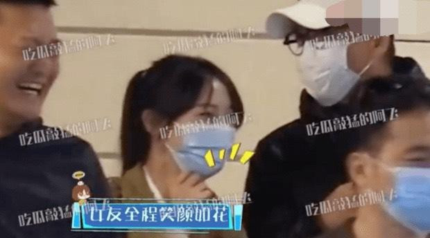 hâu Kiệt và cô gái trẻ nói chuyện rất vui vẻ. Được biết, sau khi Châu Kiệt và cô gái này kết thúc bữa tiệc với bạn bè vào tối ngày 28/11 thì đã cùng nhau khoác tay ra về rồi qua đêm ở khách sạn. Thái độ vô cùng ân cần và vui vẻ của cặp đôi "chú cháu" đã thu hút sự chú ý của người đi đường. Đây là một trong số rất ít lần "người tình màn ảnh" của Lâm Tâm Như bị lộ chuyện hẹn hò.