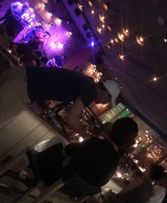 Trước đó vào năm 2018, chàng "Nhĩ Khang" đã từng bị bắt gặp đi quán bar với một cô gái lạ mặt. 2 người cũng có hành động gần gũi và thân mật.