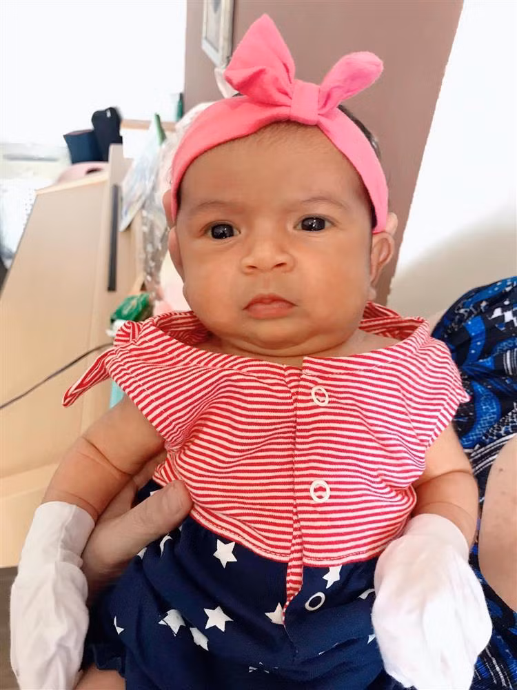 Từ khi con gái chào đời, Võ Hạ Trâm thường xuyên khoe ảnh nhóc tỳ "nổi quạu". Gương mặt "khó ở" của cô bé khiến người xem bật cười thích thú.