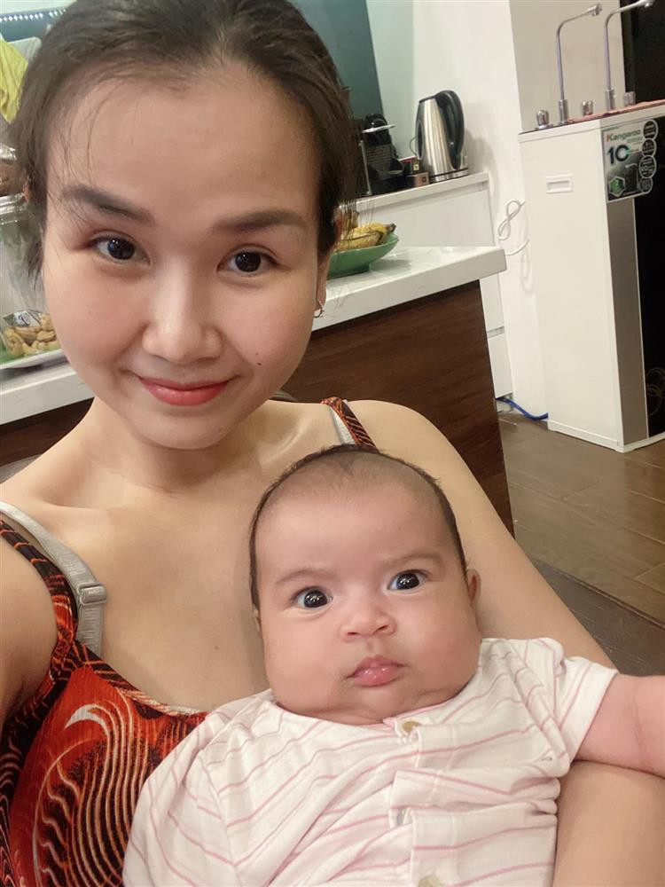 Mẹ cười tươi là việc của mẹ mà.