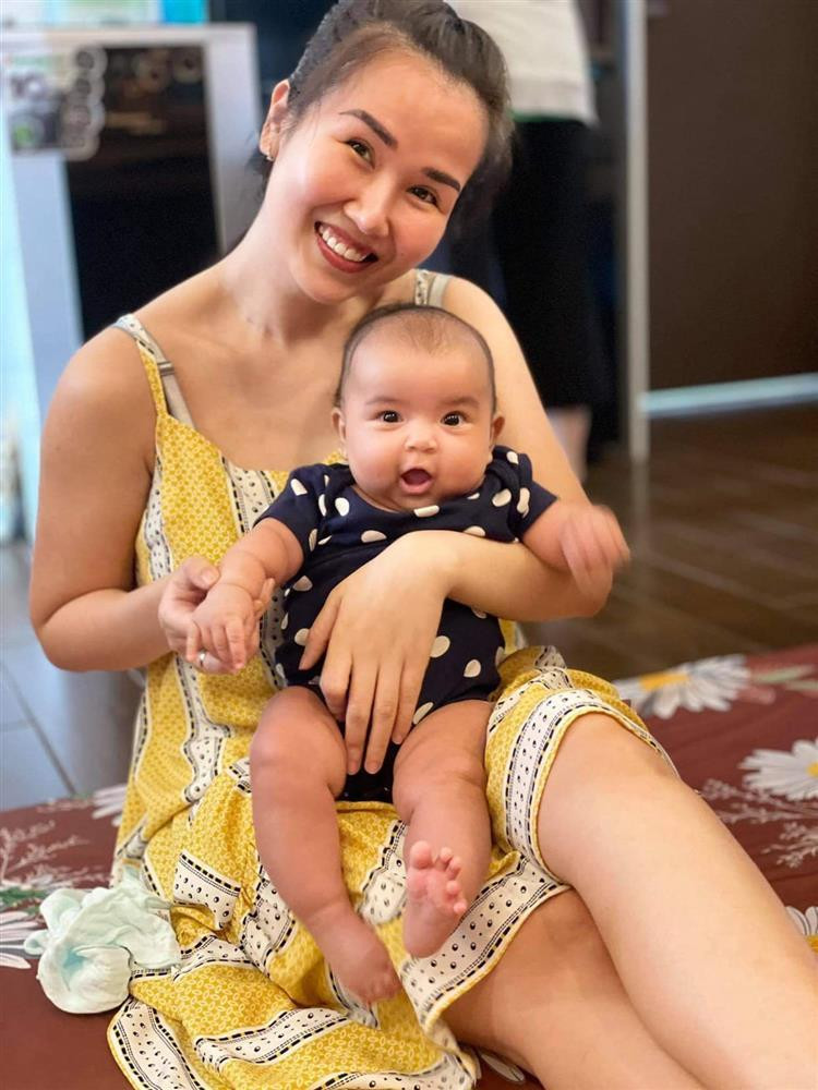 Cô bé 3 tháng tuổi sở hữu ngoại hình bụ bẫm, dễ thương.