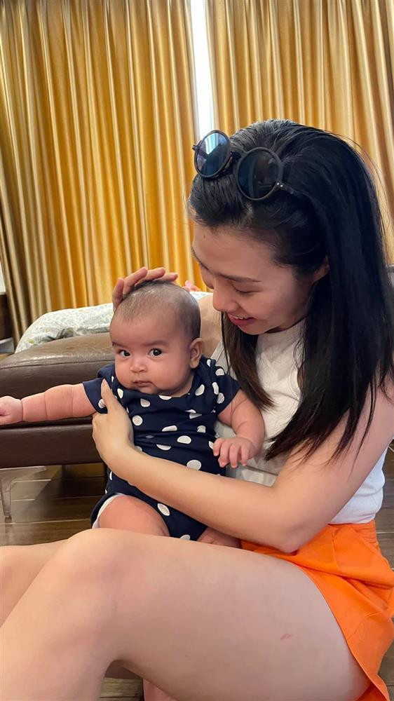 Moon khi được người thân bế.