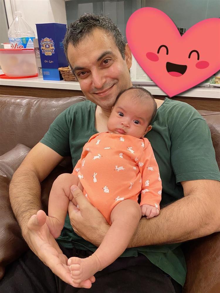 Gương mặt bé Moon "có chắc vui" khi được bố bế?