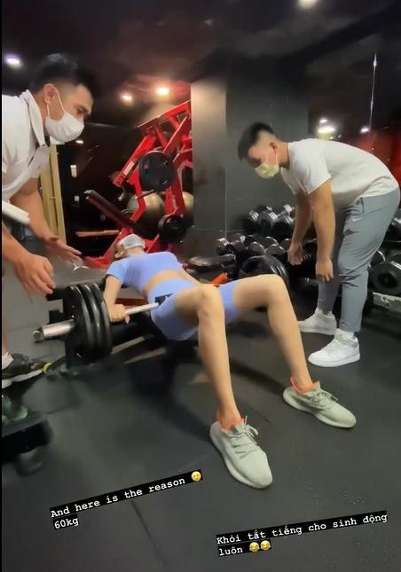 Trong đoạn clip mới nhất mà Thùy Tiên chia sẻ trên trang cá nhân, cô phải hét lên vì bài tập quá nặng. Đây là bài tập Hip Thrust - bài tập giúp làm căng đầy, săn chắc cho cơ mông. Vòng 3 sau tập sẽ trở nên căng tròn, rất gợi cảm còn các nhóm cơ bắp chân, đùi sau sẽ trở nên săn chắc, thon gọn hơn rất nhiều.