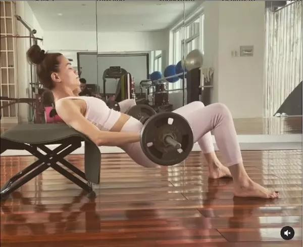 Hà Hồ và Bảo Anh có nền tảng thể lực tốt nhờ tập yoga trong một thời gian dài cũng chỉ nâng những mức tạ vừa phải.