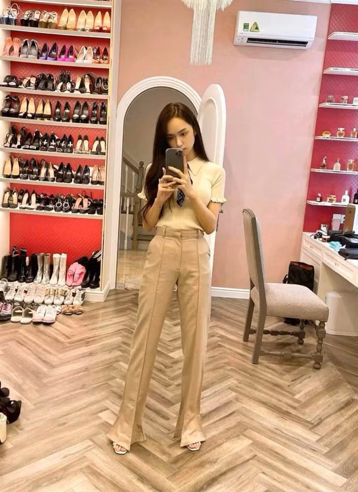 Nàng hậu cũng vừa cho biết đã dọn sang ở trong biệt thự mới. Cô khoe có tới 2 phòng chứa đồ, ngập tràn giày, túi hiệu cùng váy áo sang xịn.