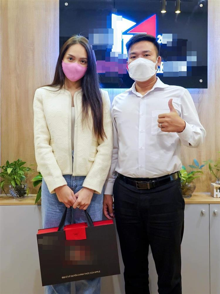 Mặc áo khoác dạ dáng lửng kết hợp với quần jeans, phong cách của Hương Giang từ khi tái xuất đơn giản hơn hẳn.