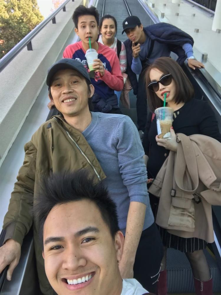 Ồn ào chưa dừng lại khi vào giữa tháng 9/2021, Thành Vinh bất ngờ vướng tin đồn không phải con đẻ Hoài Linh, thực chất là con của bạn thân được danh hài nhận nuôi từ nhỏ. Trên Doanh Nghiệp &amp; Tiếp Thị, Thành Vinh đưa ra phản hồi: "Họ muốn nói gì nói. Tôi và nhà không quan tâm. Chuyện trong nhà, người trong nhà biết, rảnh đâu mà phân bua. Chuyện trong nhà, người trong nhà con không biết mà người ngoài biết, hay thiệt".