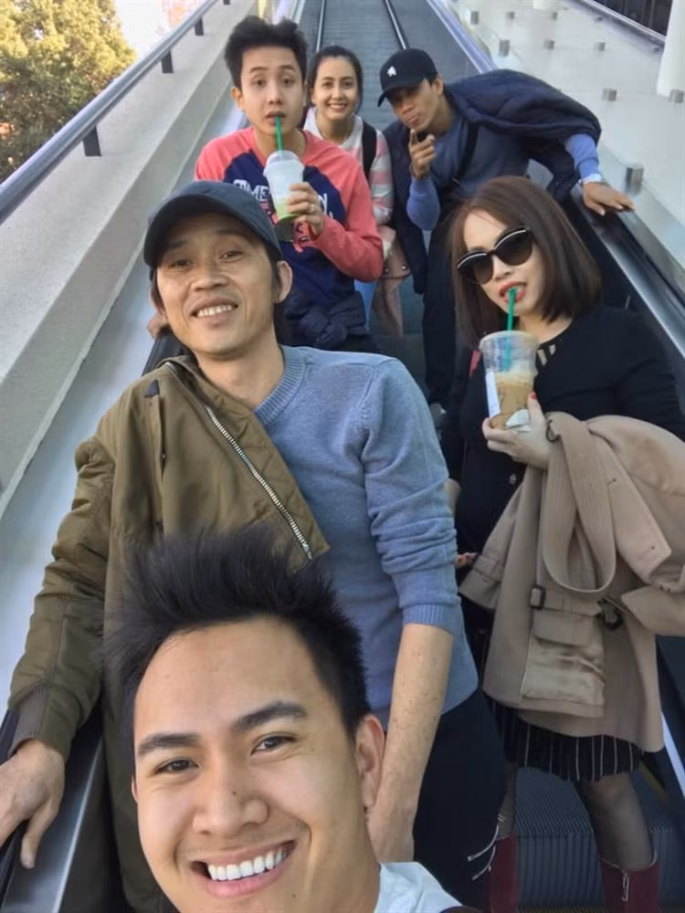 Ồn ào chưa dừng lại khi vào giữa tháng 9/2021, Thành Vinh bất ngờ vướng tin đồn không phải con đẻ Hoài Linh, thực chất là con của bạn thân được danh hài nhận nuôi từ nhỏ. Trên Doanh Nghiệp &amp; Tiếp Thị, Thành Vinh đưa ra phản hồi: "Họ muốn nói gì nói. Tôi và nhà không quan tâm. Chuyện trong nhà, người trong nhà biết, rảnh đâu mà phân bua. Chuyện trong nhà, người trong nhà con không biết mà người ngoài biết, hay thiệt".