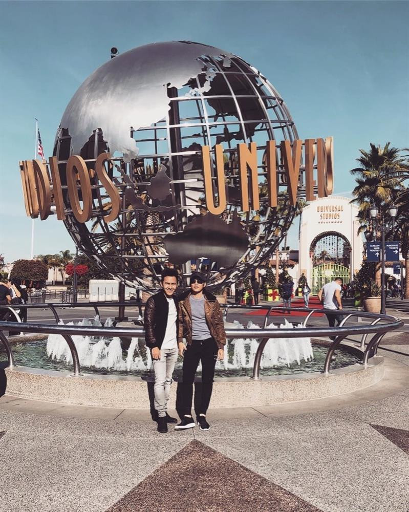 Nhiều tháng qua, danh hài Hoài Linh phải đối mặt với lùm xùm từ thiện. Thành Vinh dù không liên quan nhưng cũng bị kéo vào lùm xùm của bố, khi anh được cho là phát ngôn nhạy cảm, coi thường và dằn mặt khán giả quay lưng với đấng sinh thành. Tuy nhiên, Thành Vinh khẳng định bình luận nhạy cảm đó không phải của mình, do kẻ xấu photoshop, rắp tâm hãm hại. Sau đó, mạng xã hội lại rộ tin đồn Thành Vinh bí mật đón bố về Mỹ ở hẳn giữa lùm xùm từ thiện. Tuy nhiên, đây tiếp tục là thông tin sai lệch.