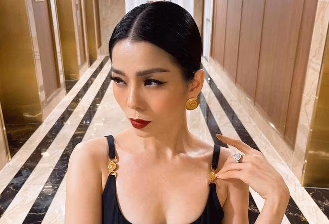 Nguy cơ đi kèm với lông mi giả là nhiễm trùng giác mạc, mí mắt, mất vĩnh viễn hoặc tạm thời lông mi, mi mắt sưng, dị ứng... Đã có rất nhiều trường hợp bị dị ứng với keo dán mí, mất lông mi tự nhiên, viêm mắt, thậm chí là tổn thương giác mạc. Dùng lông mi giả liên tục có thể gây ra chứng rụng mi, lông mi tự nhiên rụng đi vì sự căng thẳng và trọng lượng ngoại mức đặt lên vùng chân lông. Nó có thể làm hỏng nang lông, làm chậm hoặc mất hẳn việc sản xuất lông mi tự nhiên.