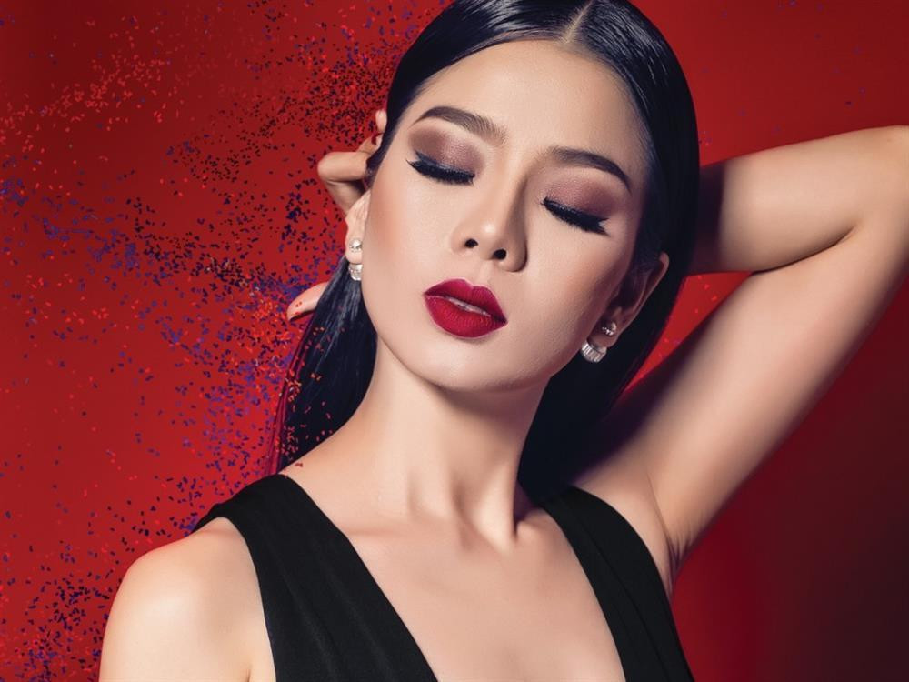 Kẻ mí mắt giúp đôi mắt sâu hơn nhưng bụi chì kẻ hoặc mực eyeliner có thể dễ dàng di chuyển, gây nhiễm trùng tuyến nước mắt khi được kẻ vào phía trong mí. Những người đeo kính sát tròng và bệnh nhân bị khô mắt, mắt nhạy cảm có nguy cơ cao hơn.