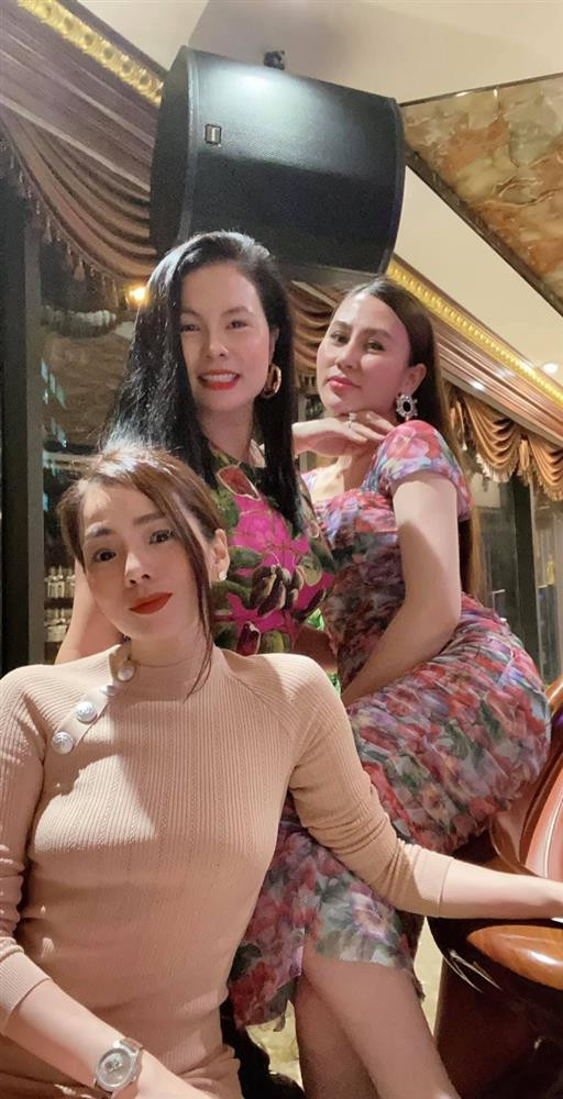 hời gian gần đây do nghỉ dịch không có show và hạn chế trang điểm đậm để hack tuổi khi đi cạnh tình trẻ, Ca sĩ Lệ Quyên có thời gian cho đôi mắt nghỉ ngơi nhiều hơn.