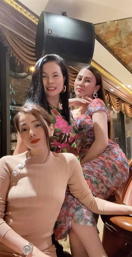 Thời gian gần đây do nghỉ dịch không có show và hạn chế trang điểm đậm để hack tuổi khi đi cạnh tình trẻ, Ca sĩ Lệ Quyên có thời gian cho đôi mắt nghỉ ngơi nhiều hơn.