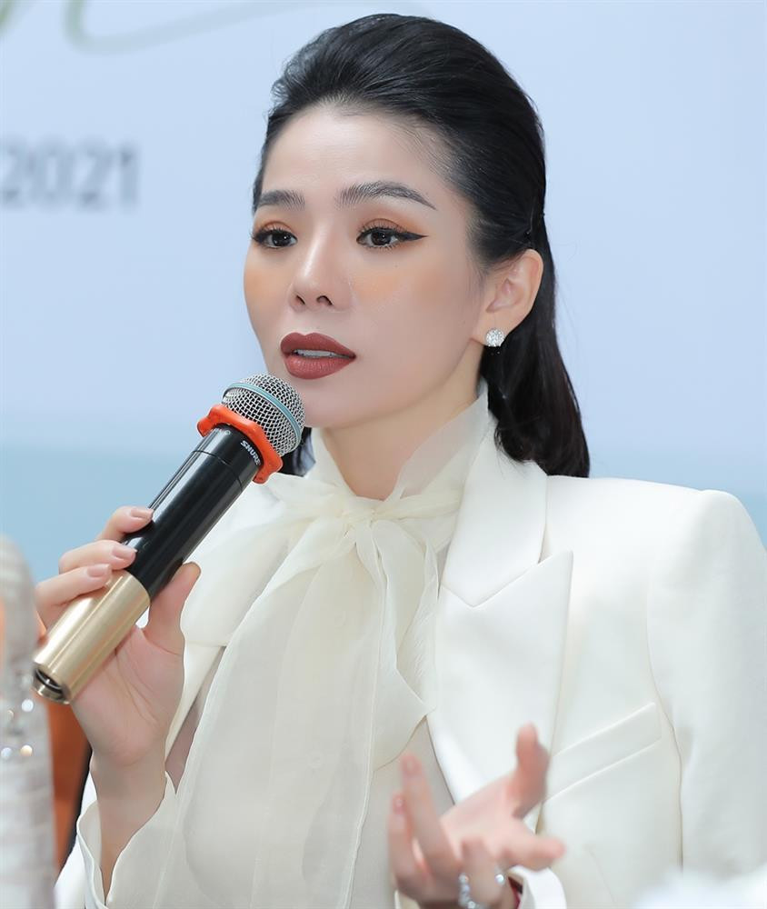 Một vài nghệ sĩ còn thường xuyên sử dụng kính áp tròng - thứ làm khô mắt và có thể gây nhiễm trùng, hỏng mắt, thậm chí gây mù vĩnh viễn vì bề mặt giác mạc rất nhạy cảm.