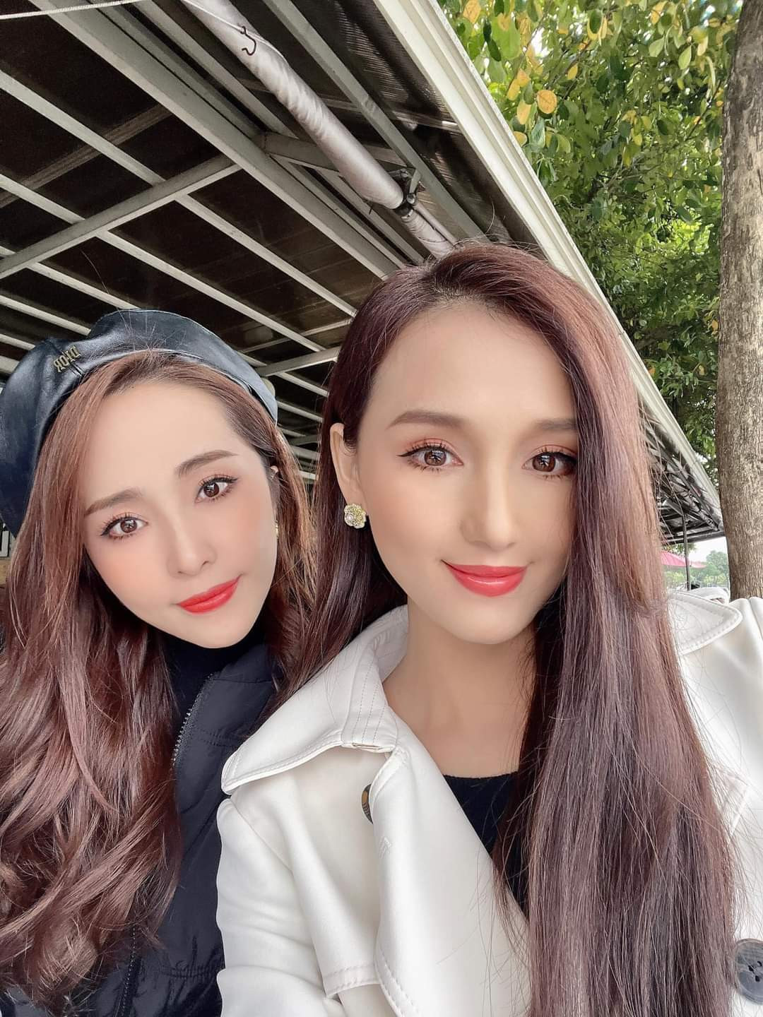 Sao Việt hôm nay 23/11: Tình bạn thân thiết ngoài đời và tình đồng nghiệp quý mến khi đóng phim của Lã Thanh Huyền và Quỳnh Nga.