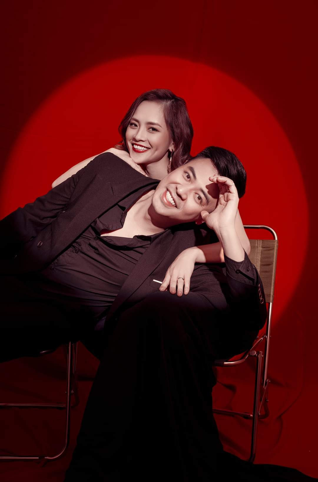 Tuấn Tú chụp ảnh tình cảm với diễn viên Thuý An.