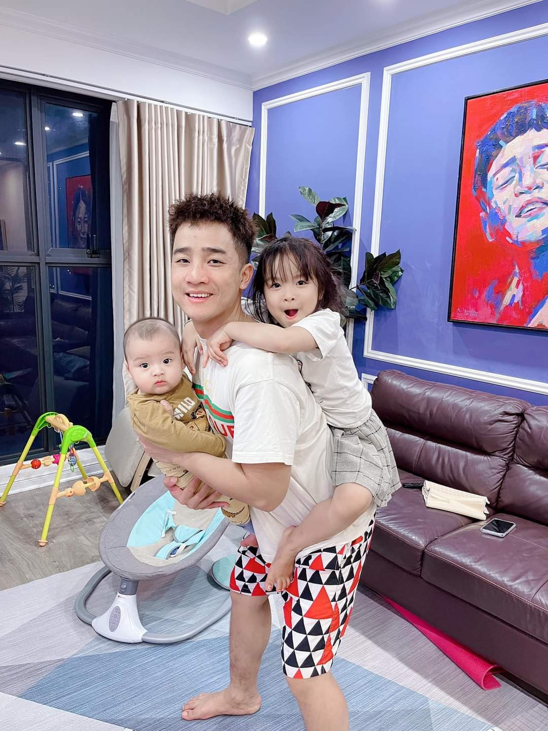 Diễn viên Đỗ Duy Nam hạnh phúc bên hai con.