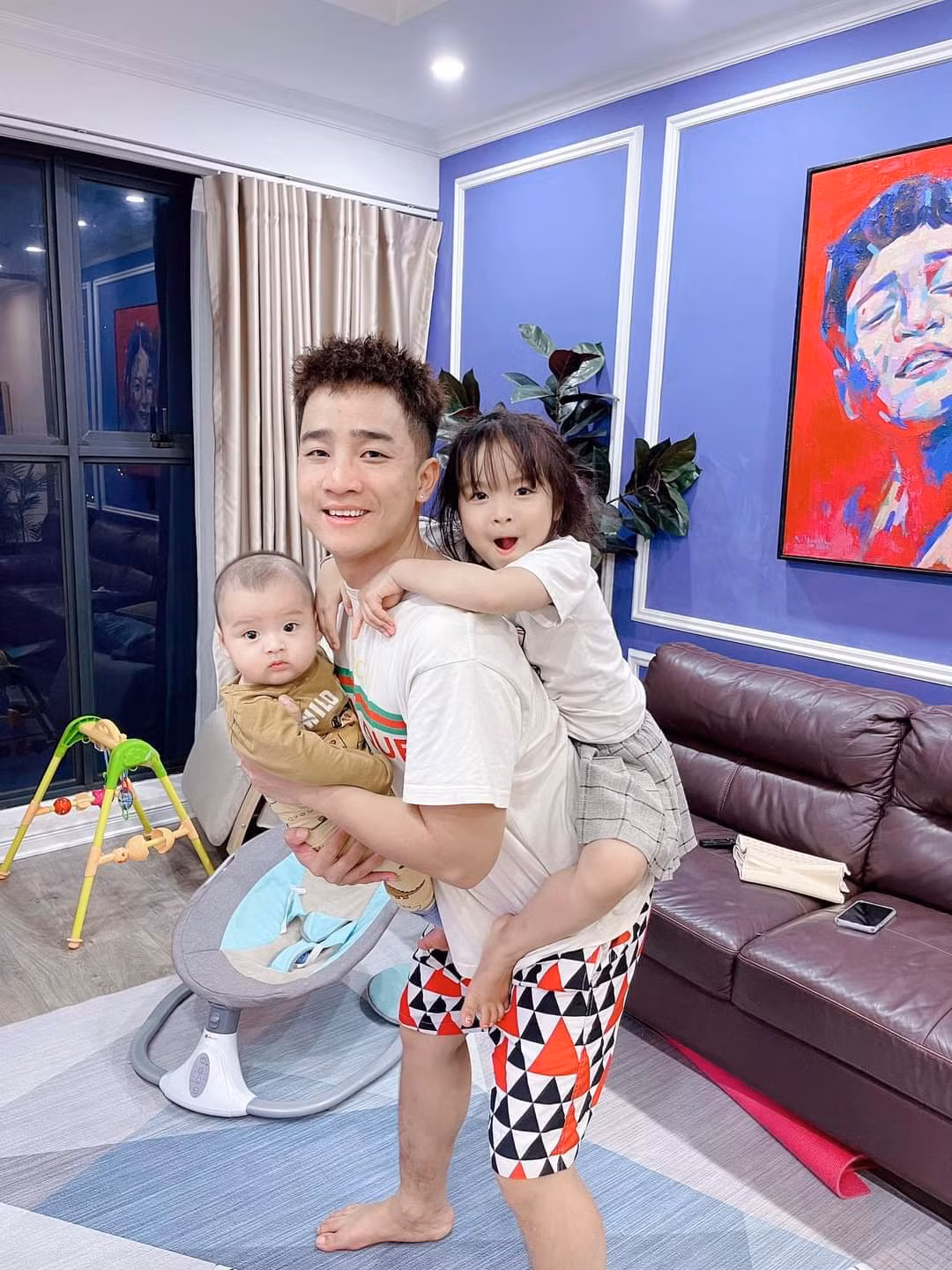 Diễn viên Đỗ Duy Nam hạnh phúc bên hai con.