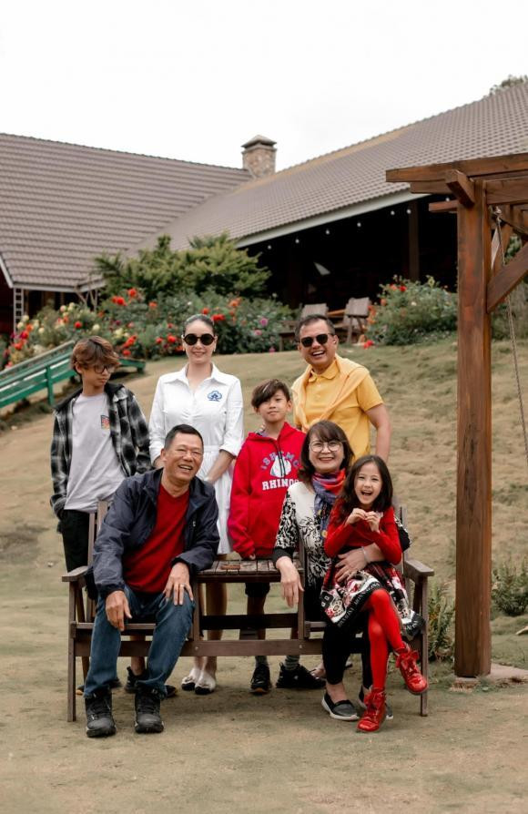 Hoa hậu Hà Kiều Anh chúc mừng sinh nhật mẹ. Nhan sắc trẻ đẹp của Hoa hậu Việt Nam 1992 gây chú ý.