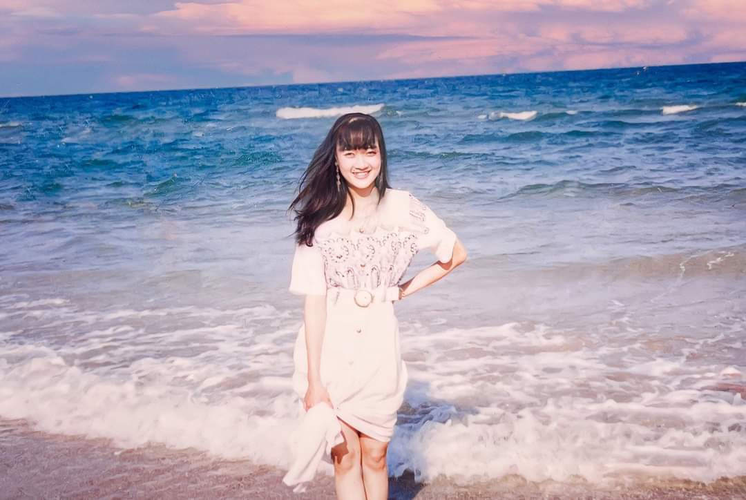 "Đứng trước biển cả bao la/Tự dưng em muốn hát ca vài bài/Nhưng em chỉ biết diễn hài/Vậy là em cứ đứng hoài ở đây", Vân Dung dạo này cứ nhìn ảnh là xuất khẩu thành thơ.