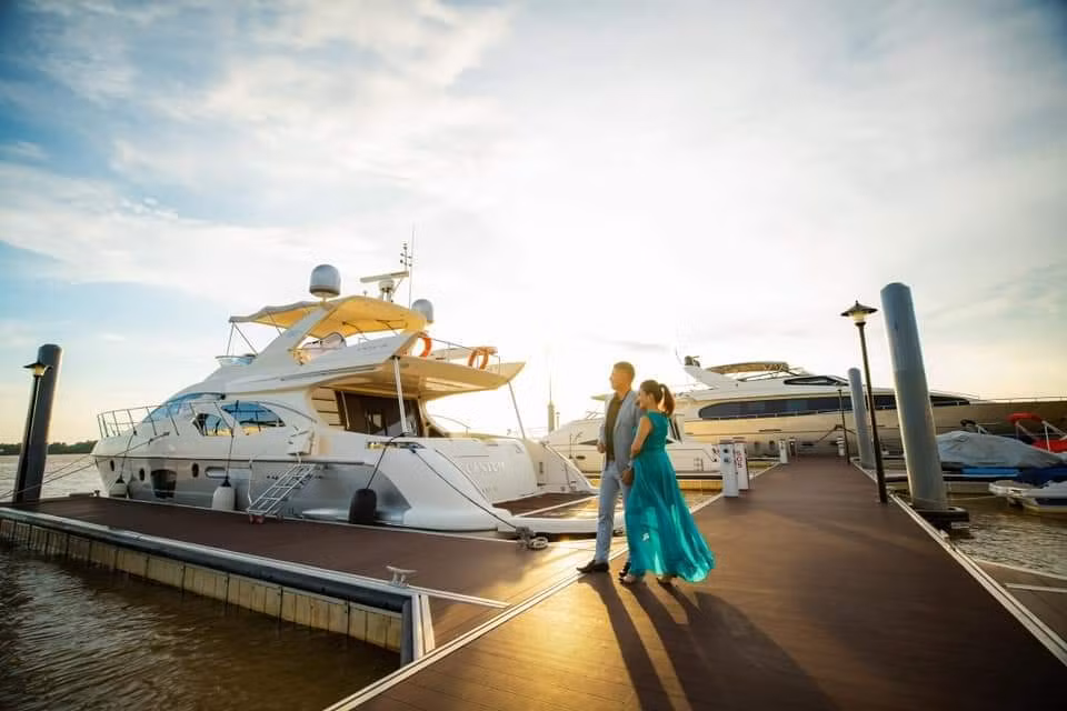 Vợ doanh nhân của cựu mẫu Bình Minh đăng ảnh cả hai "trốn con" đi nghỉ dưỡng tại duy thuyền sang trọng.