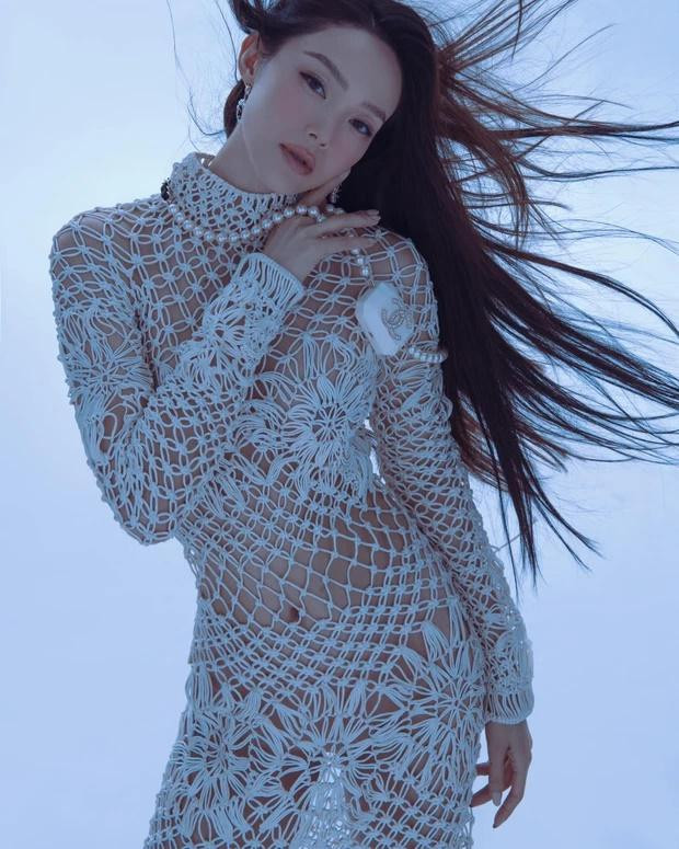 Bên cạnh thiết kế màu hồng thì chiếc đầm "lưới đánh cá" màu trắng cũng táo bạo không kém.