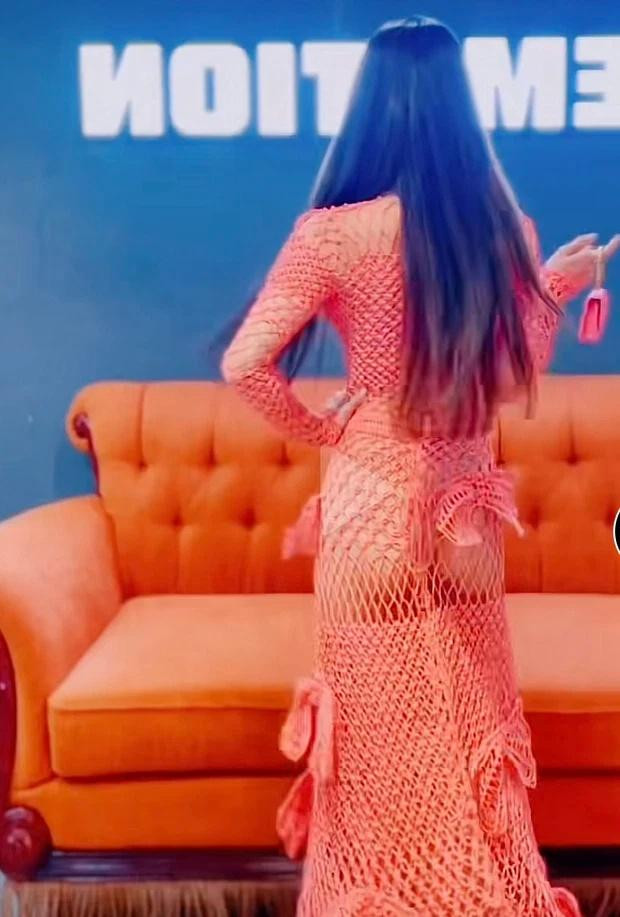 Thế nhưng trong một clip TikTok mới đây của ca sĩ Minh Hằng đã khiến bộ ảnh hot lại. Cụ thể, người đẹp liên tục biến hình với những style khác nhau, trong đó có thiết kế váy lưới "hư hỏng". Mặc dù cú xoay người của nữ ca sĩ chỉ kéo dài tầm 1 giây nhưng nhiều người phải đỏ mặt khi xem. Đằng sau chiếc váy lưới, toàn bộ vòng ba căng tròn lộ 100% trước ống kính.