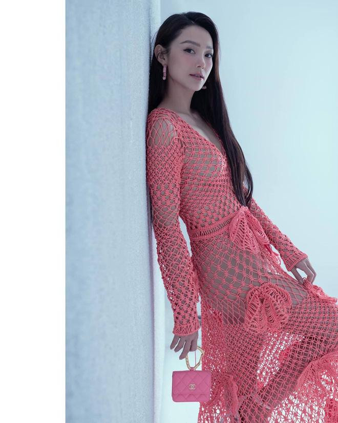 Cách đây không lâu, Minh Hằng gây sốt với bộ ảnh lên đồ táo bạo. Nữ ca sĩ diện đầm lưới xuyên thấu phô trọn đường cong hình thể. Người đẹp còn khéo phối phụ kiện từ túi xách đến khuyên tai đồng điệu, pose dáng khoe thần thái miễn chê.