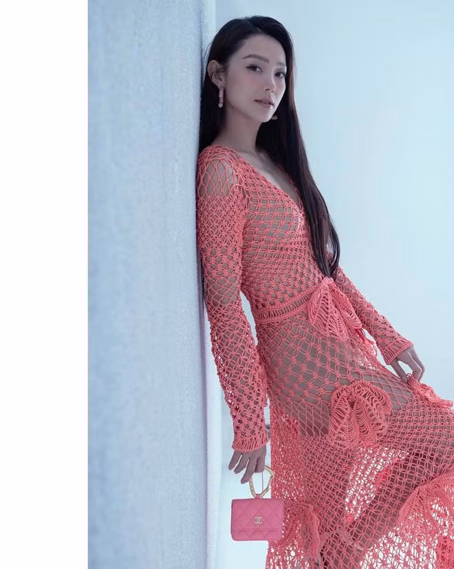 Cách đây không lâu, Minh Hằng gây sốt với bộ ảnh lên đồ táo bạo. Nữ ca sĩ diện đầm lưới xuyên thấu phô trọn đường cong hình thể. Người đẹp còn khéo phối phụ kiện từ túi xách đến khuyên tai đồng điệu, pose dáng khoe thần thái miễn chê.