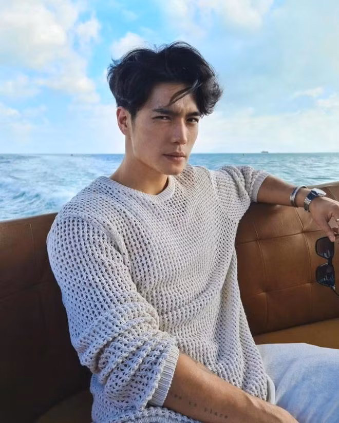 Người ta bảo ai yêu vào rồi cũng khác, không khác ít thì khác nhiều. Hình ảnh Huy Trần của ngày xưa là một người đàn ông điển trai, cool ngầu. Huy Trần diện vest cũng được, mặc đồ thường ngày cũng được, sự mạnh mẽ vẫn toát ra ngời ngời.