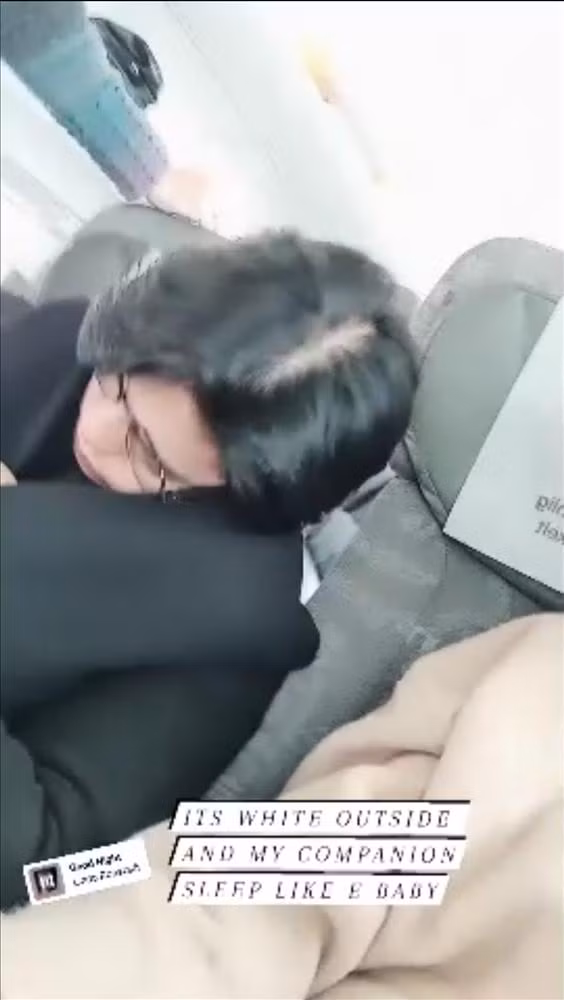 Đã vậy, một khoảnh khắc diễn viên Ngô Thanh Vân quay trộm "chàng phi công" khi cùng đi tàu lại vô tình tố cáo khoảng rẽ ngôi thưa tóc đến bất ngờ như chuẩn bị hói đến nơi.