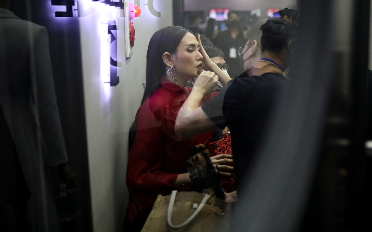 Võ Hoàng Yến là vedette của bộ sưu tập Follow The Chemistry (Theo dòng cảm xúc - PV) được thiết kế bởi NTK Quý Cao. Siêu mẫu vừa trở về từ Mỹ, cô lập tức trở lại với sàn diễn sau khi hoàn thành thời gian cách ly bắt buộc. Trước khi lên sàn diễn, Võ Hoàng Yến thắp hương bàn thờ Tổ nghề sân khấu.