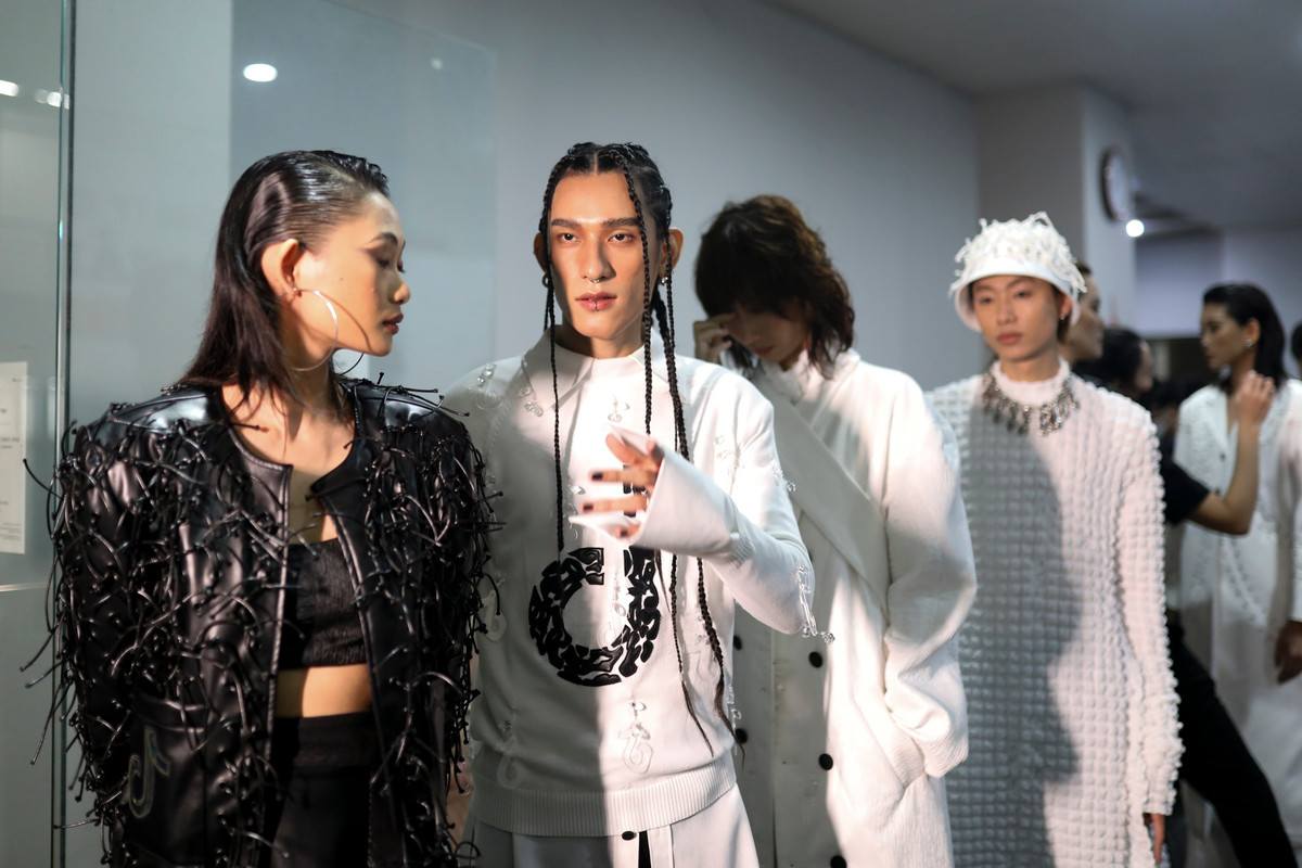 Không gian cánh gà nối liền sàn diễn hẹp và tối, do đó các người mẫu phải xếp hàng tràn ra hành lang phía ngoài. Người mẫu được sắp xếp theo nhóm, phân theo bộ sưu tập và đứng đúng thứ tự bước lên runway.