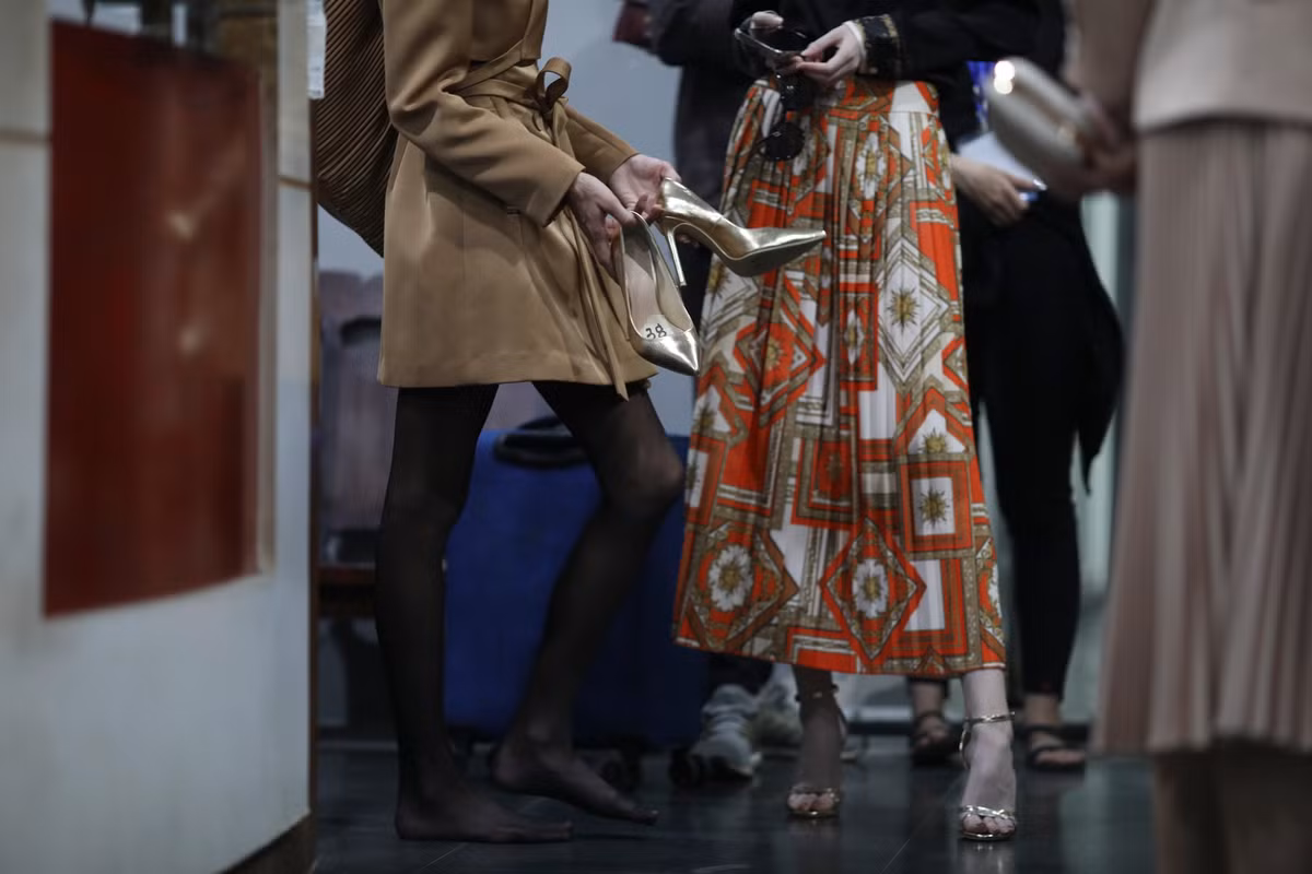 Đêm thứ hai của Vietnam International Fashion Week 2021 có 6 bộ sưu tập được trình diễn, do đó quãng thời gian chờ của người mẫu cũng lâu hơn. Nhiều người phải tháo giày cao gót, đứng trên chân trần vì mỏi và đau chân khi chờ lâu. 