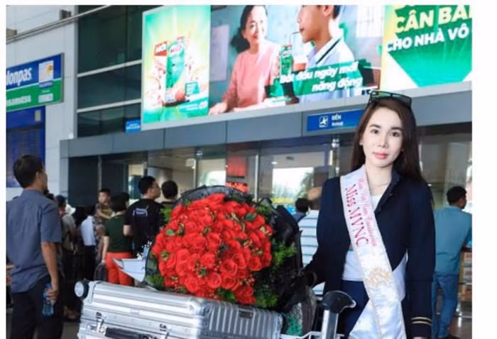 Phải thừa nhận, trên gương mặt của Kỳ Anh lộ rõ những dấu hiệu của việc can thiệp dao kéo như làn da không đồng đều, mặt đơ cứng, thiếu tự nhiên.