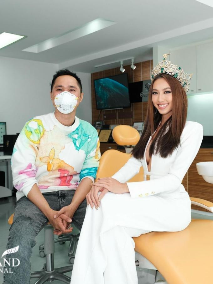 Trung thành với kiểu thiết kế trưng trổ vòng 1, đại diện Việt Nam từng khiến dư luận tranh cãi từ những ngày đầu đặt chân đến Thái Lan.