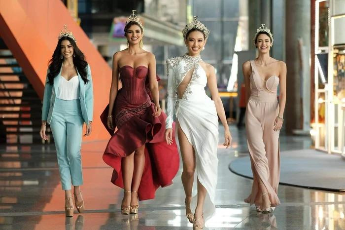 Trước đó, vào ngày thứ 4 sau đăng quang, khi tham gia một hoạt động cùng các Á hậu, cô nàng sinh năm 1998 cũng hút sạch spotlight với bộ đầm trắng lệch vai, xẻ ngực sâu hoắm cực cuốn hút.