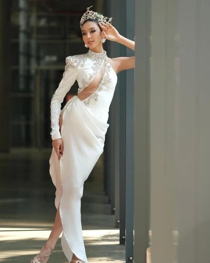 Biết được lợi thế của mình nên dễ thấy, những thiết kế có phần eo ôm sát và cổ khoét ngực sâu được chân dài ưu ái hơn cả để tôn triệt để điểm mạnh cơ thể và dễ bề nổi bật hơn khi sánh bên các mỹ nhân khác.