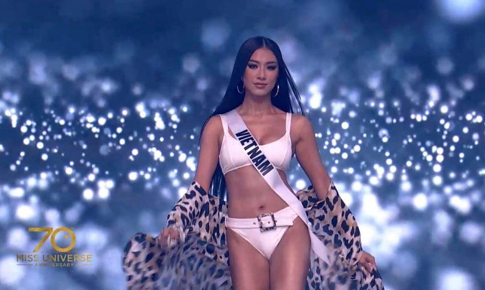 Giây phút Kim Duyên xuất hiện cuối cùng trên sân khấu MU 2021 trong bộ áo tắm màu trắng đã khiến hàng triệu khán giả Việt Nam trầm trồ.